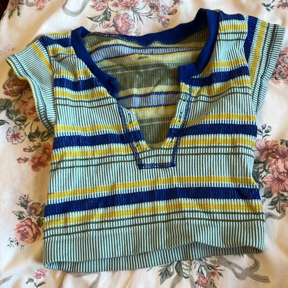 Adorable stripped urban outfitters go for gold top! S/XS